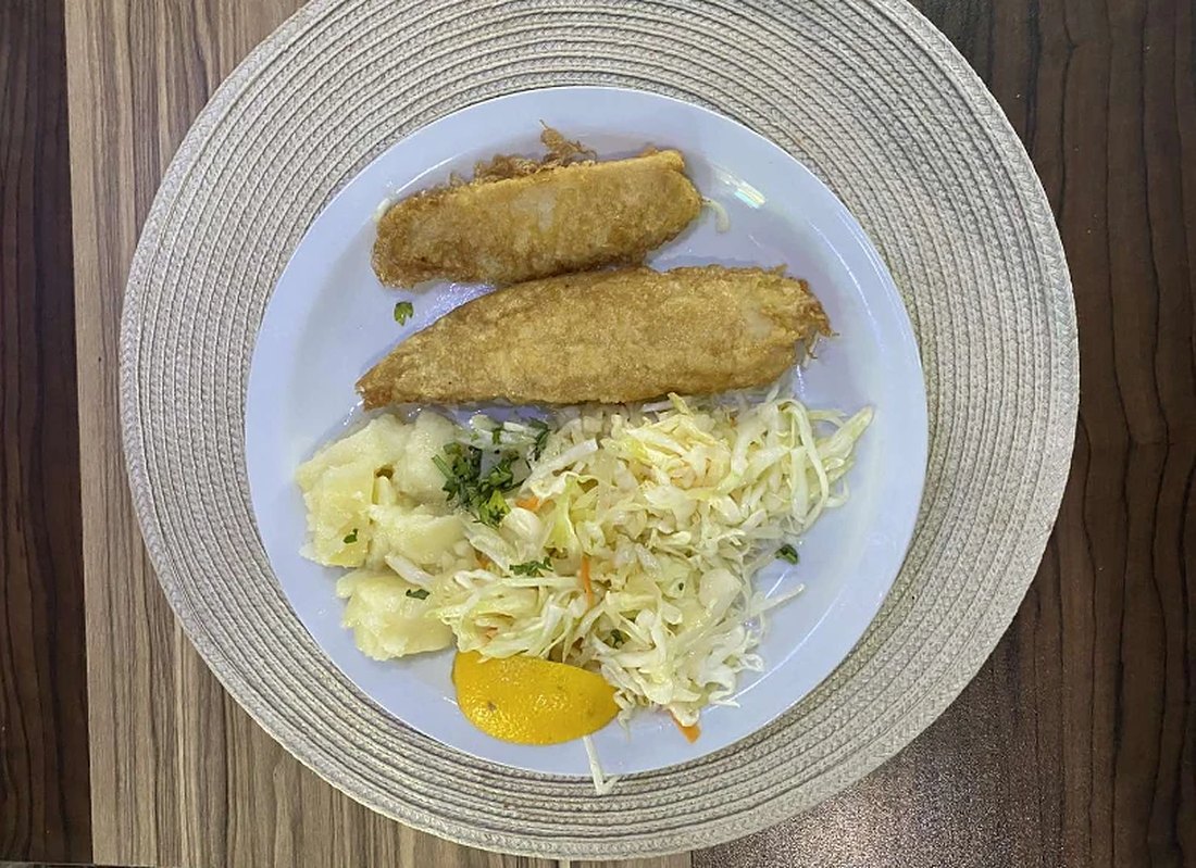 Риба пане с картофена салата и зеле с моркови
